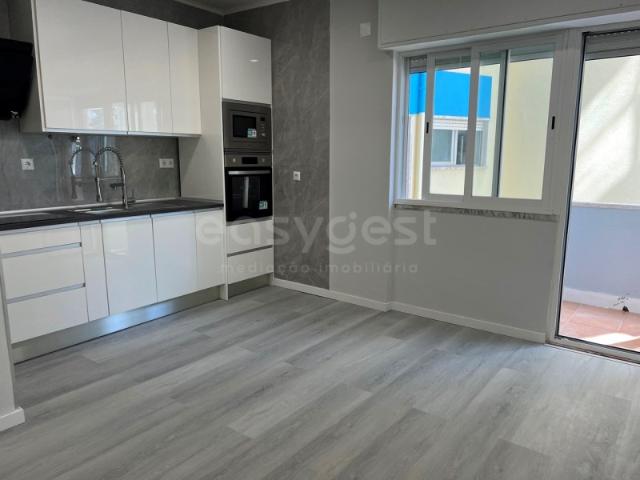 Apartamento T1 Totalmente Remodelado na Venteira com Localização Privilegiada em Frente à Estação de Comboios