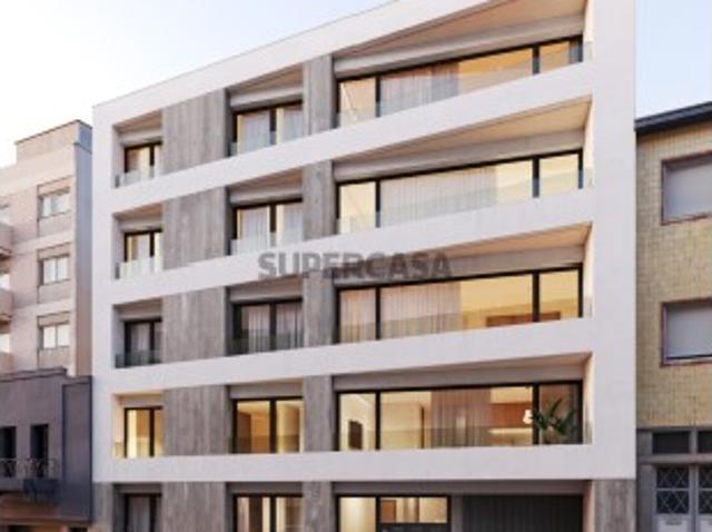 Apartamento T1 c/ duas varandas 4º piso | Cozinha equipada inclui máquina de lavar roupa | Lugar de garagem + arrumo | Paranhos Porto