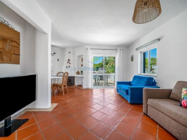 Apartamento T1 com 3 Terraços, Vista Piscina e Licença AL Excelente Oportunidade de Investimento