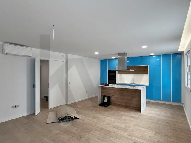 Apartamento T1 com 1 suite, 2 parqueamentos e arrecadação Carnaxide