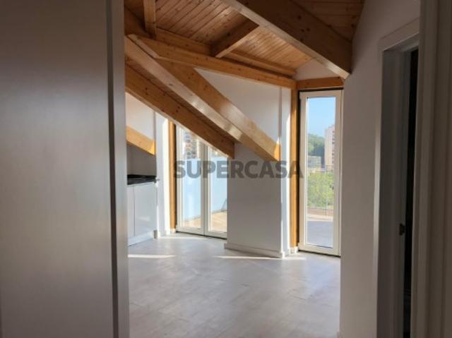 Apartamento T1 com 52 m2 em Carnaxide | Wallis Real Estate