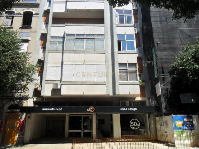 Apartamento T1 com cozinha equipada e parqueamento Estefânia/Lisboa