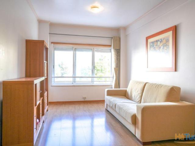 APARTAMENTO T1 COM GARAGEM E ARRECADAÇÃO EM TELHEIRAS | METRO, COMÉRCIO E SERVIÇOS A POUCOS MINUTOS | 26064093933