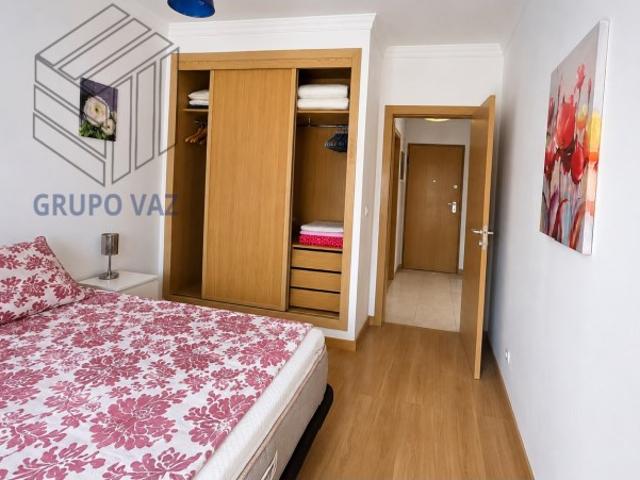 Apartamento T1 mobilada e equipado,Garagem e Duas Varandas para Arrendamento Anual