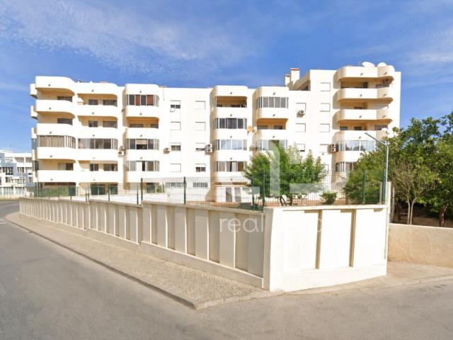 Apartamento T1 com Garagem e Piscina a 800m da Praia Localização Premium em Quarteira