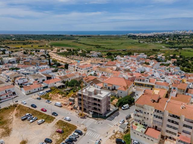 Apartamento T1 com garagem e 2 varandas em Pêra 77m² Alcantarilha e Pêra