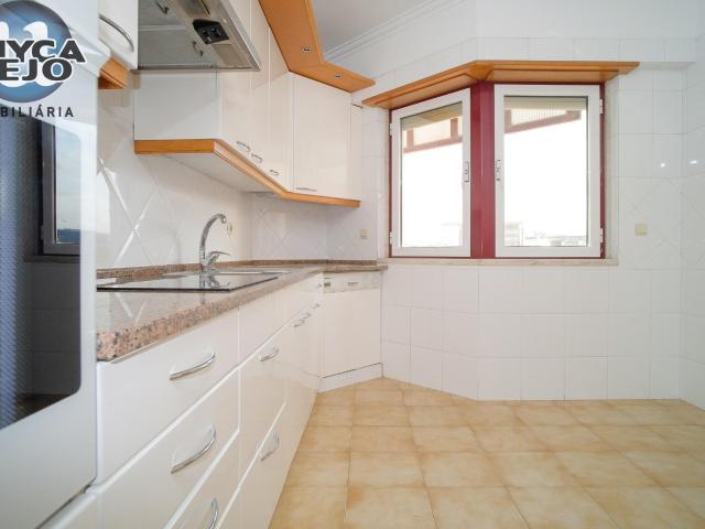 Apartamento T1 com garagem na Av. Conde Valbom