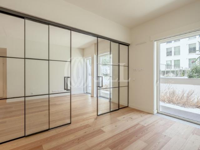 Apartamento T1 com garagem, no Conde de Lima, em Lisboa