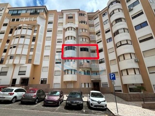 Apartamento T1 com Elevador e Garagem em Santa Clara, Lisboa