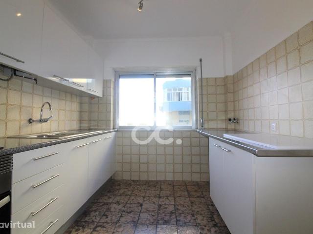 Apartamento T1 com excelentes reas, na Cruz de Pau