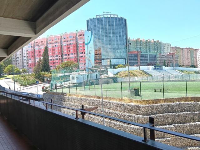 Apartamento T1 com kitchenette, Rua Professor Mira Fernandes, Metro Olaias, ao lado do clube de Rugby Técnico. Óptima localização