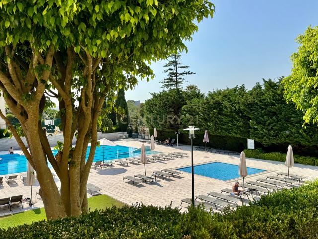 Apartamento T1 com segurança privada, piscina, garagem e arrecadação no condomínio Villa Restelo, Belém. Para Arrendar!