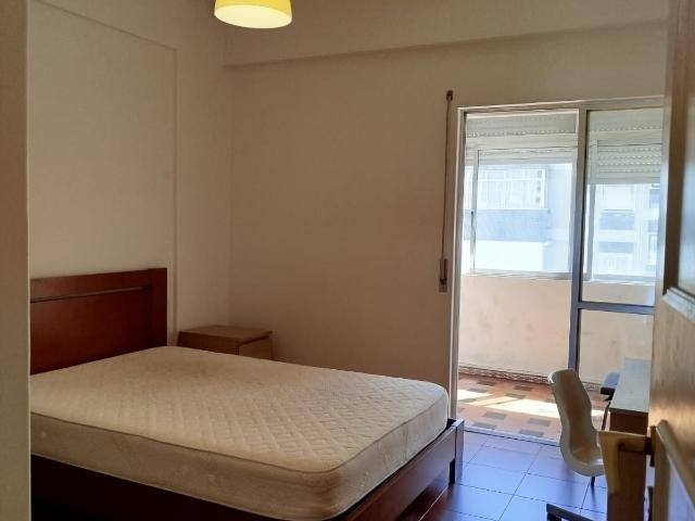 Apartamento T1 com porteiro e elevador para arrendar em Olaias
