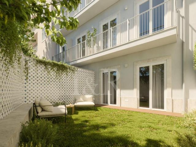 Apartamento T1 com pátio exterior junto ao Marquês Pombal, L. 76m² Arroios