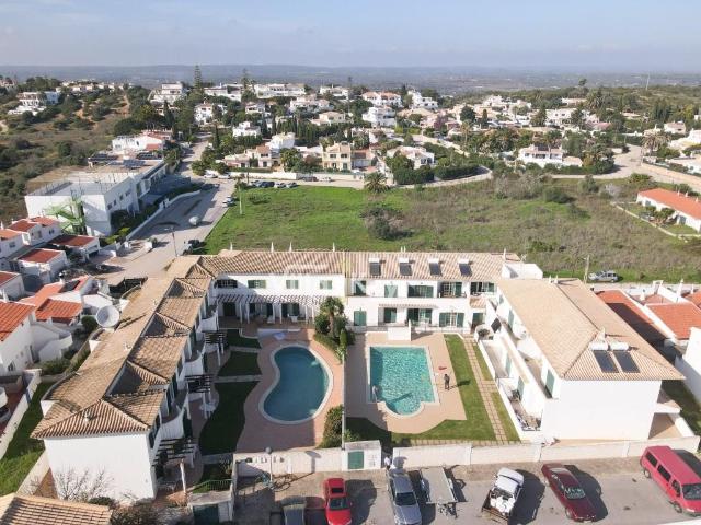 Apartamento T1 com piscina e garagem para venda na Luz, Lago. 62m² Luz