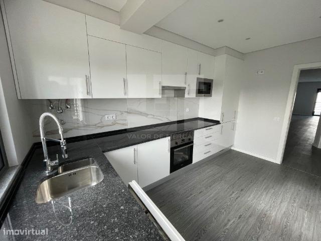APARTAMENTO T1 COM PISCINA, GARAGEM E ARRECADAO OLHO FARO