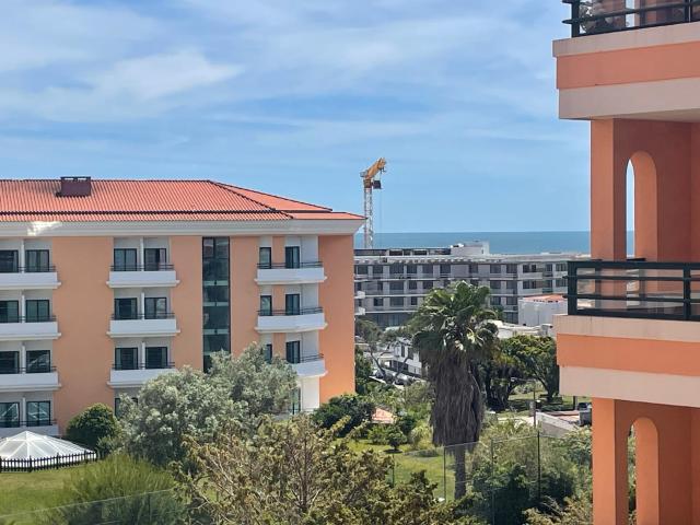 Apartamento T1 com terraço, vista de mar e estacionamento no Junqueiro em Carcavelos