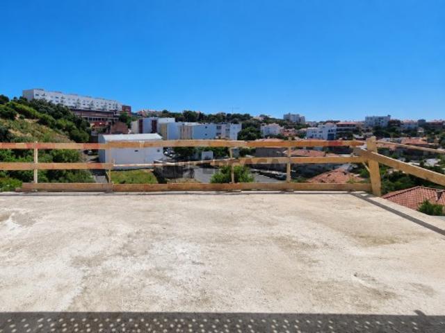 Apartamento T1 com Terraço e 2 vagas em Campolide