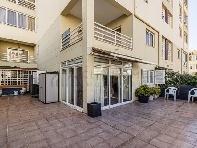 Apartamento T1 com terraço privado a 400 metros da praia
