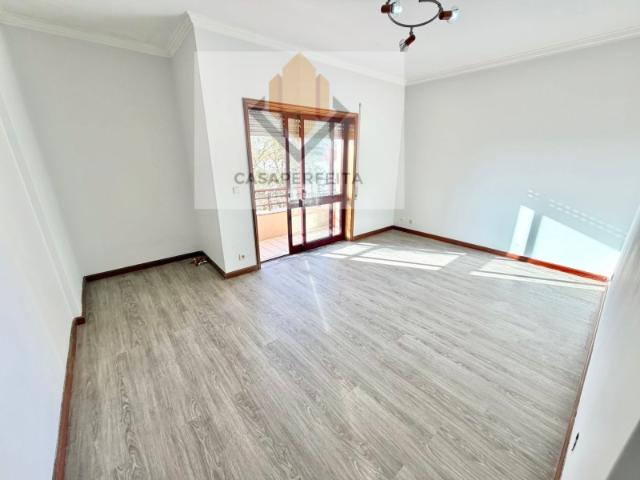 Apartamento T1 com Varanda e Lugar de Garagem Canelas