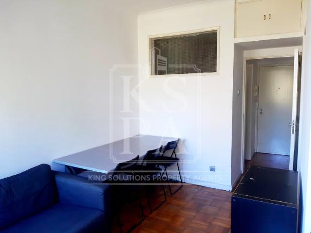Apartamento T1 com varanda em frente à estação de metro da Trindade