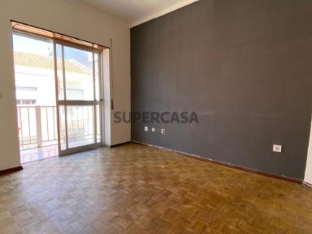 Apartamento T1 com varanda no Bairro dos Arneiros, Caldas da Rainha