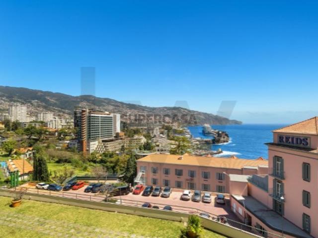 Apartamento T1 com vista incrível e única sobre a baía do Funchal e o mar na estrada Monumental!