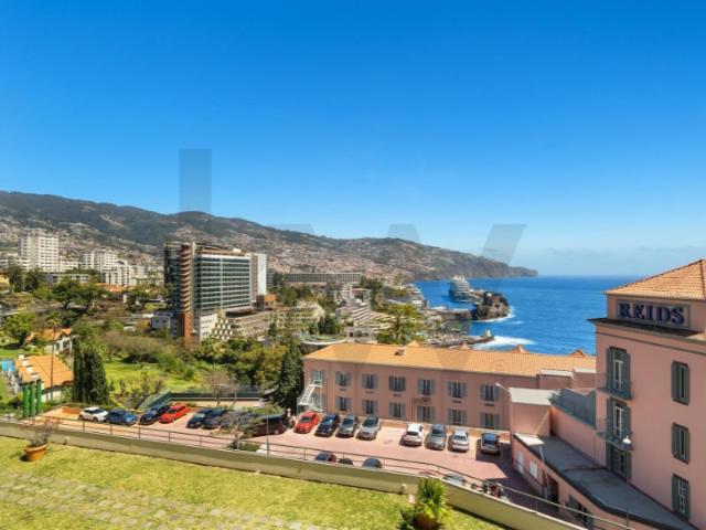 Apartamento T1 com vista incrível e única sobre a baía do Funchal e o mar na estrada Monumental!