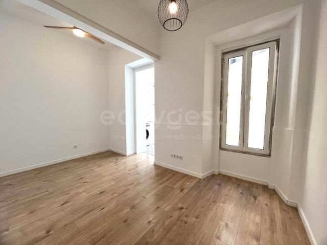 Apartamento T1 convertido em T2 com terraço, totalmente remodelado, luminoso em Campo de Ourique