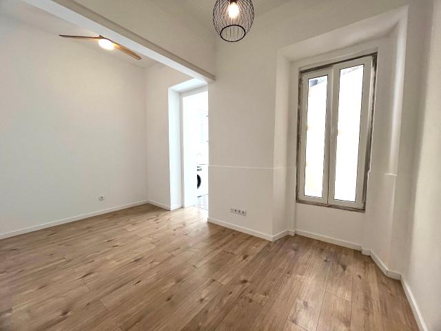 Apartamento T1 convertido em T2 com terraço, totalmente remodelado, luminoso em Campo de Ourique