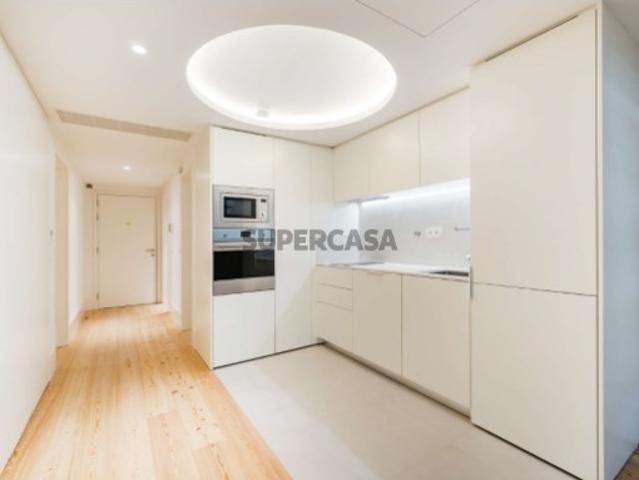 Apartamento T1 duplex com estacionamento aos Aliados, Porto