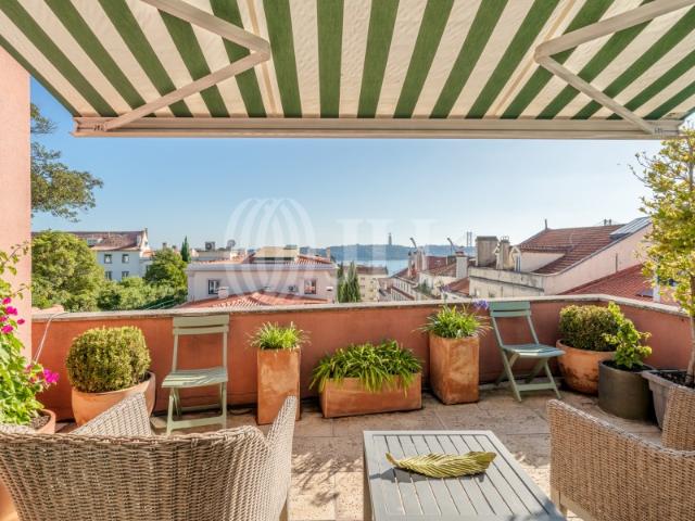 Apartamento T1 duplex com vista de rio, na Lapa, Lisboa