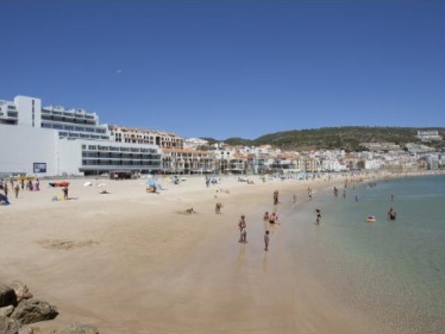 Apartamento T1 Duplex vista mar na primeira linha de praia em Sesimbra