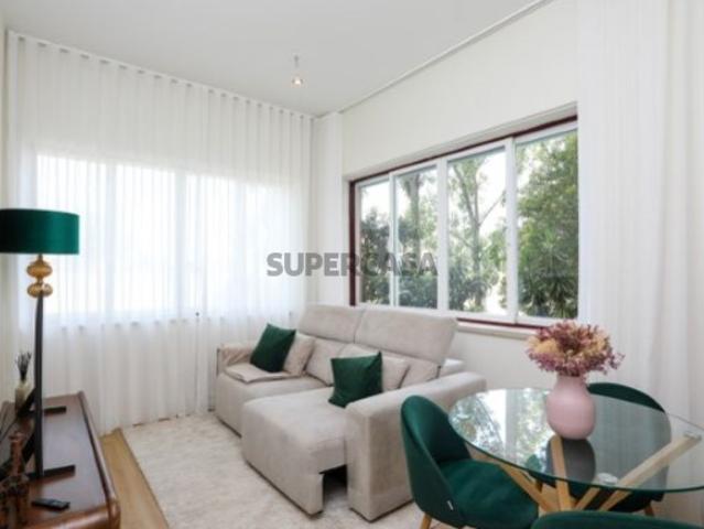 Apartamento T1 e lugar de garagem, localizado em São Domingos de Benfica, Lisboa