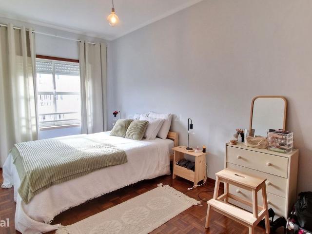 Apartamento T1 em Telheiras Moderno, Luminoso e com Garagem