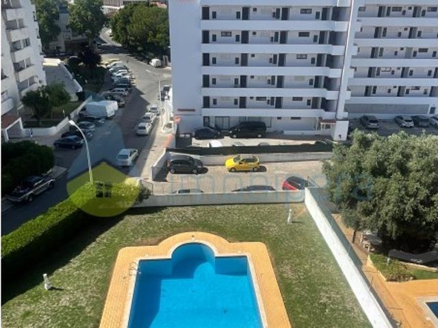 Apartamento T1 em Albufeira, em condomínio com piscina e parqueamento, com grande varanda, com vista mar, virada a Sul