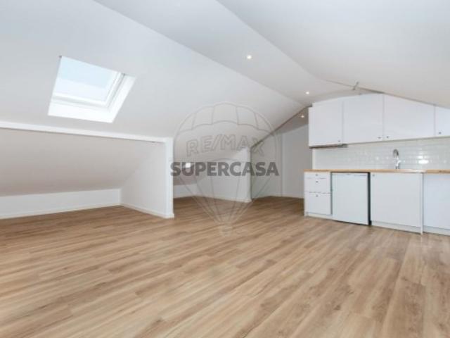 Apartamento T1 em Carcavelos e Parede