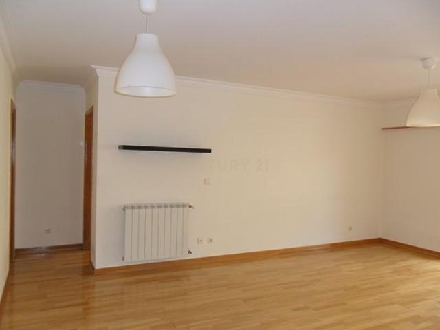 Apartamento T1 em Carnaxide, Oeiras Oportunidade Única!