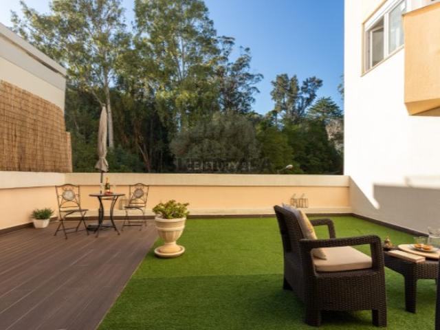 Apartamento T1 no Monte Estoril com Licença de Alojamento Local e Terraço Espaçoso de 40m2