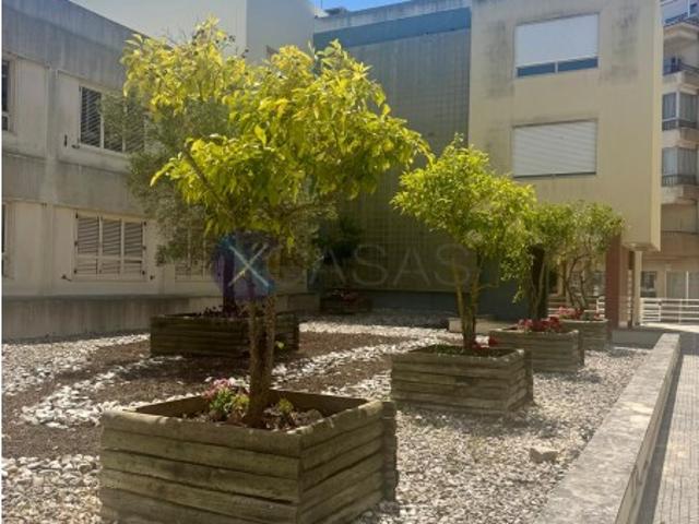 Apartamento t1 em condominio no Murtal com grande terraço e vista desafogada de serra e mar. Visitas telefone Este apartamento é um T1 com sala, quarto, cozinha equipada e um grande terraço. Os vidros são duplos. É um ultimo andar. Tem garagem para um carro, uma grande arrecadação, estacionamento para visitantes. Tem elevador