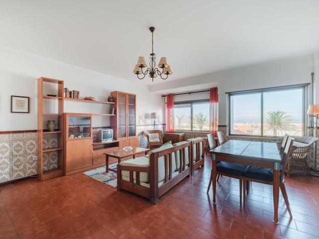 Apartamento T1 em Santa Cruz | A poucos minutos das praias