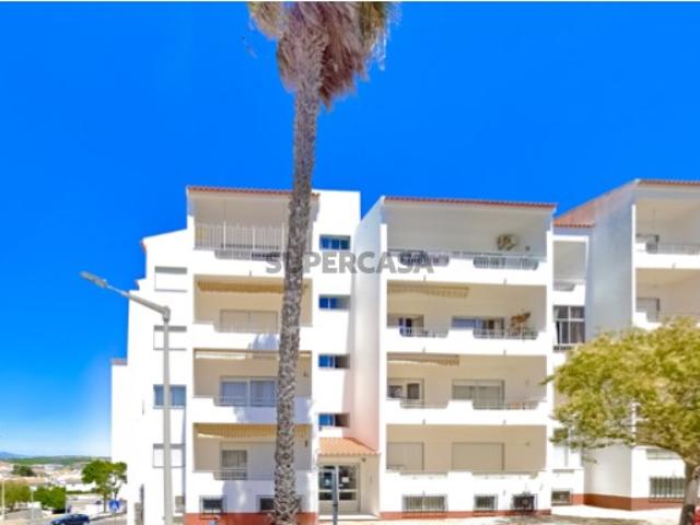 Apartamento T1 espaçoso, com varandas, junto ao centro histórico de Lagos