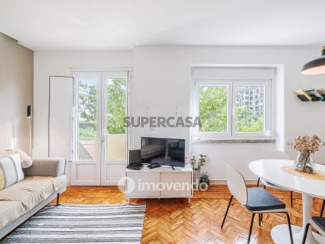 Apartamento T1 exclusivo, com logradouro, no centro de Benfica