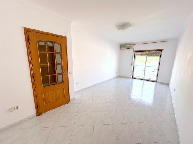 Apartamento T1 Junto a Faculdade FCT