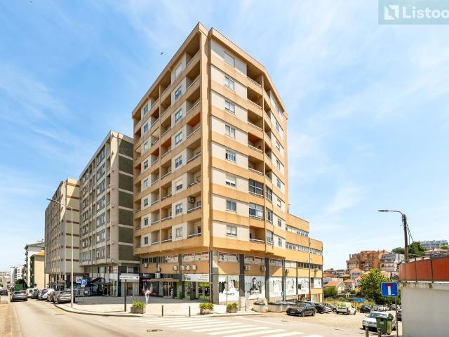 Apartamento T1 Localização Central c/ Varanda e Garagem