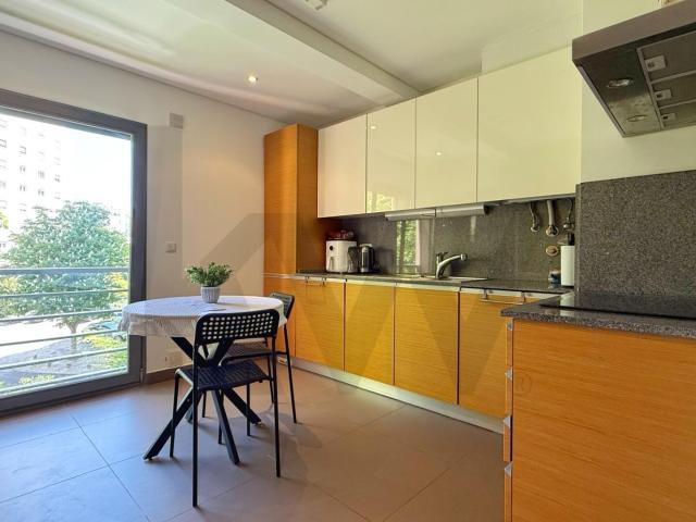 Apartamento T1 localizado no condomínio fechado, parqueamento, piscina