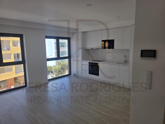 Apartamento T1 localizado a apenas 100 metros da Praia de Armação de Pêra
