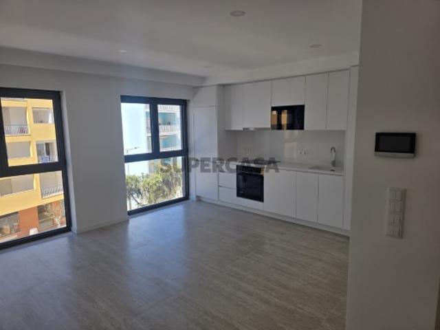 Apartamento T1 localizado a apenas 100 metros da Praia de Armação de Pêra