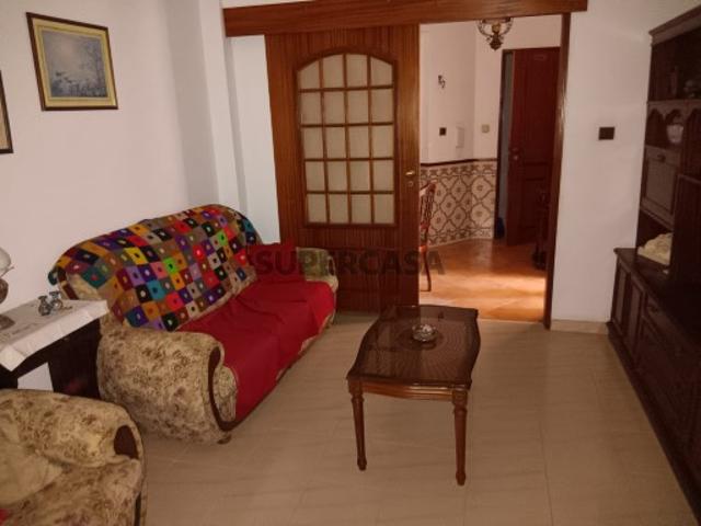 Apartamento T1 localizado junto ao ’Centro Comercial Colina do Sol’