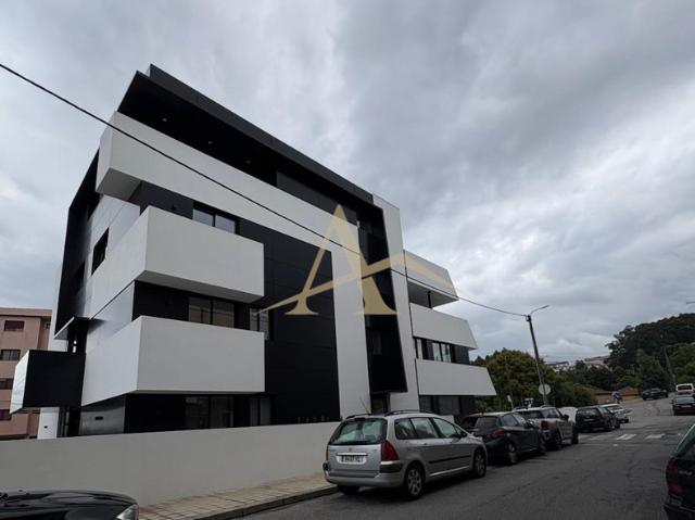 Apartamento T1 Moderno com Varanda Privativa e Arquitetura Exclusiva